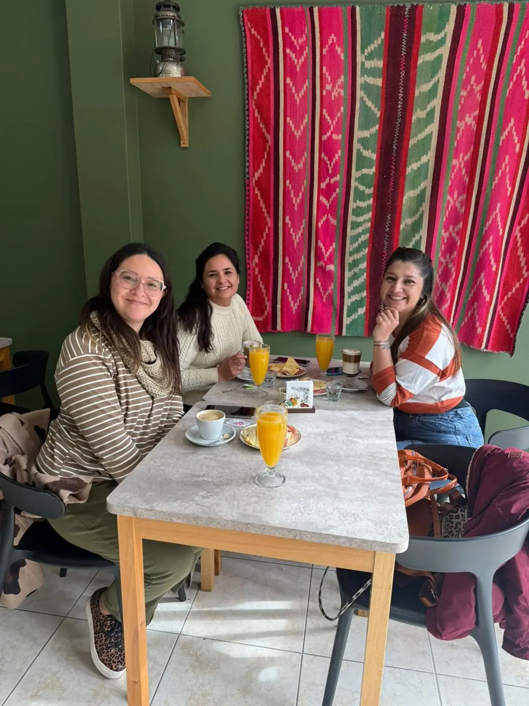 Clientas desayunando en el salón de Runakay Tinkuy