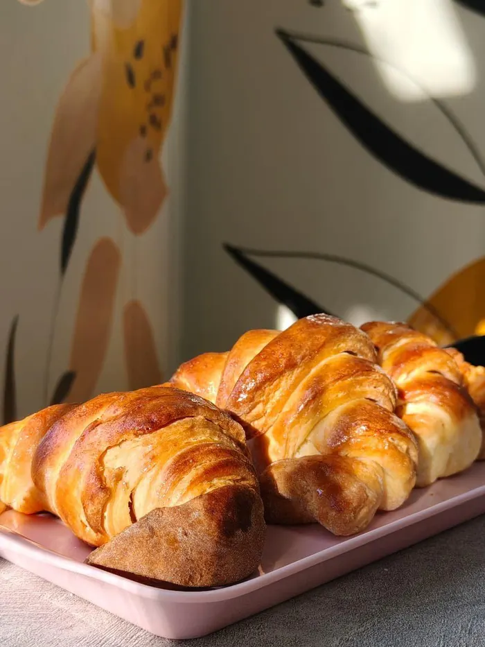 Medialunas sin gluten recién horneadas