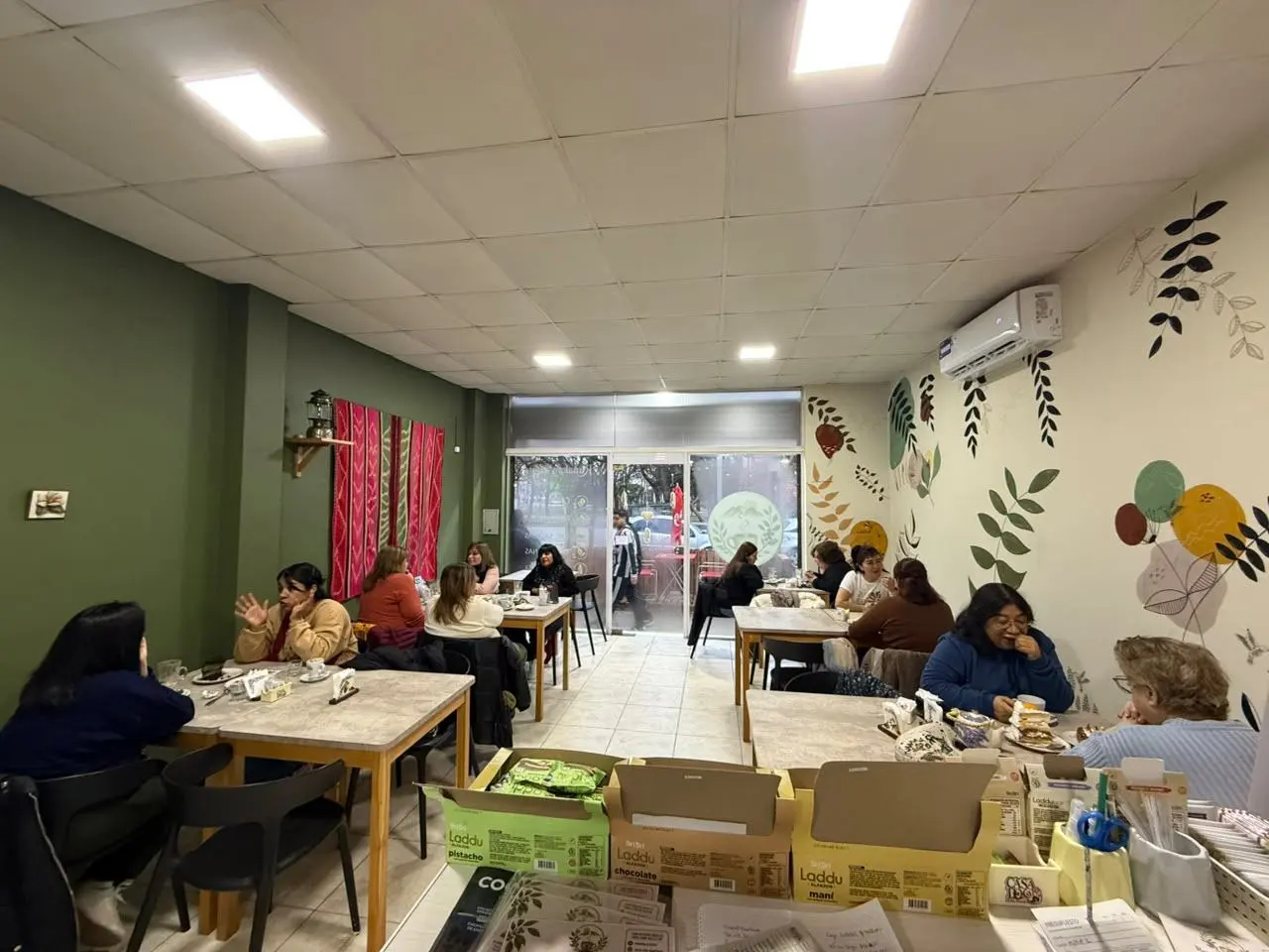 Salón de Runakay Tinkuy con clientes merendando
